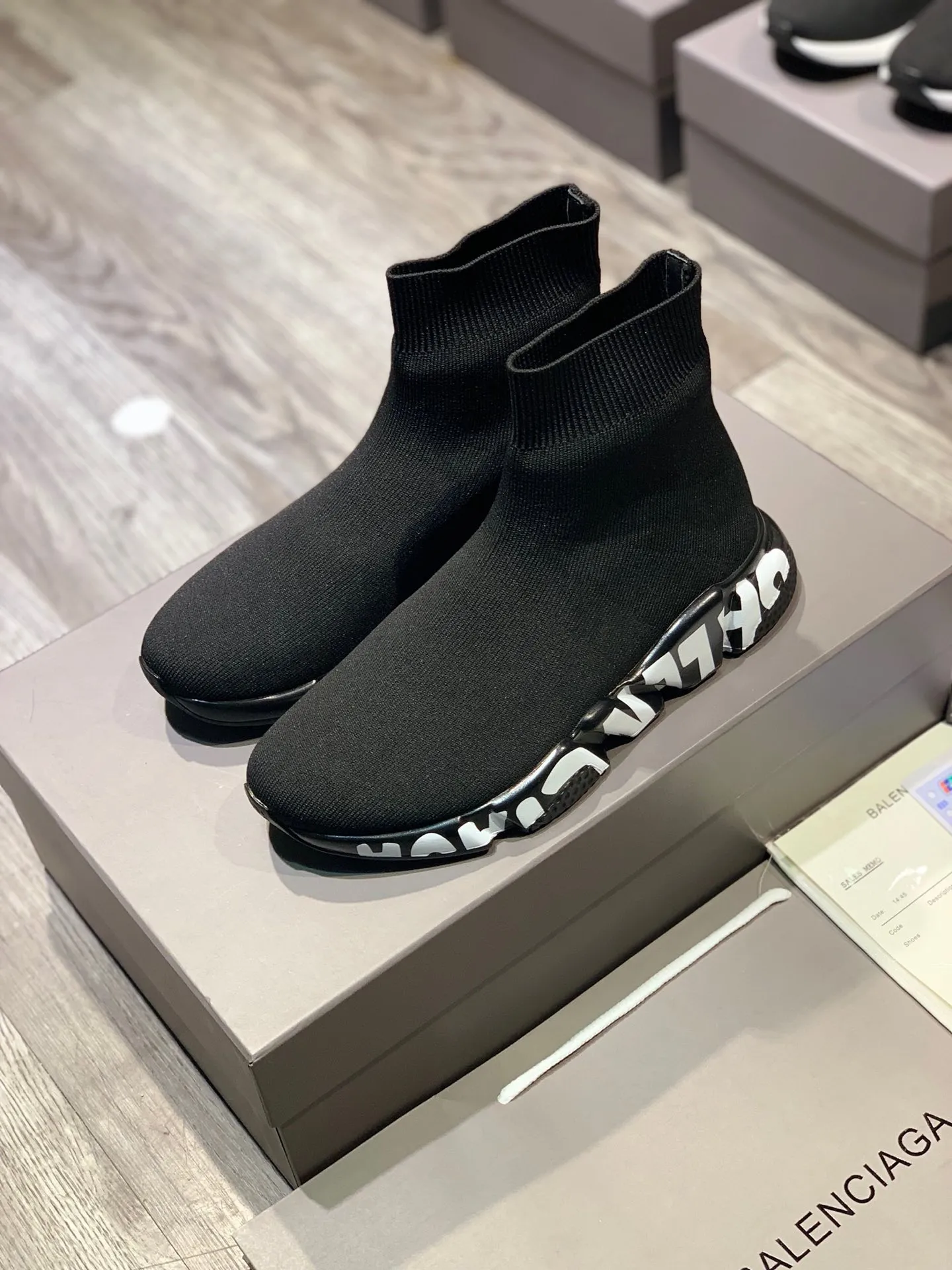 👟👟Ex-factory price 420👟👟 [Ready stock top version vacuum outsole] Balenciaga 👣Size: 35 36 37 38 39 40 41 42 43 44 45 [Socks in original packaging delivered] 🔥Balenciaga's "Speed" High-top sock-style sneakers are instantly recognizable and have ever-lasting popularity. This item is made in Italy from stretch knitted fabric. The rubber sole has excellent elasticity. Only half of the brand name printed on it is visible. Compared with the previous exaggerated and eye-catching style, it has a sense of "half-covering the face as if holding a pipa", and the brand's ingenuity in innovating the logo printing trend can also be seen.